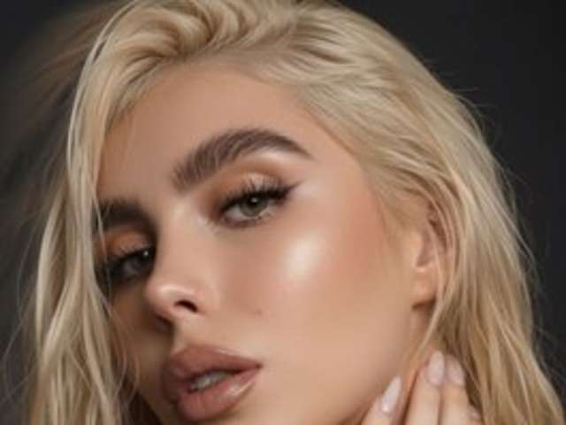 CARLABRUNNI amateur webcam photo