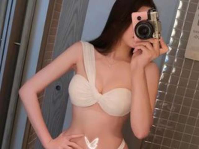 LADY-YOUNG amateur webcam photo