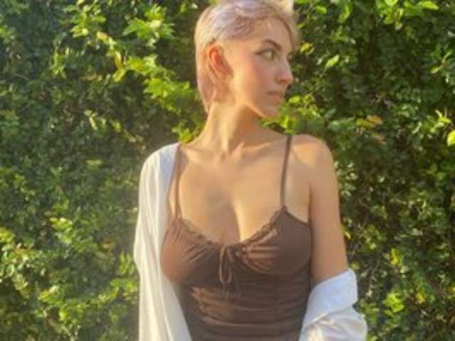 SASHAPEACHYGIRL amateur webcam photo