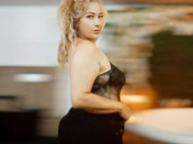 SOFIACURVY amateur webcam photo